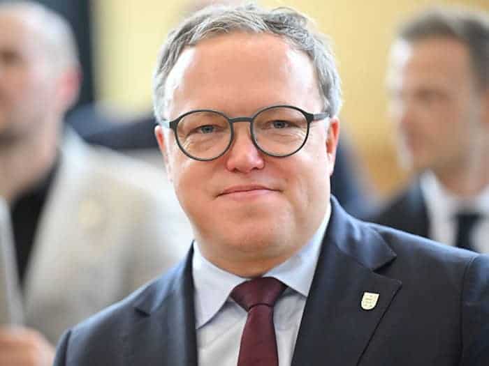 «Mit Social Media haben Depressionen und Angststörungen bei Kindern und Jugendlichen dramatisch zugenommen», sagt Thüringens Ministerpräsident Mario Voigt. (Archivbild) / Foto: Martin Schutt/dpa