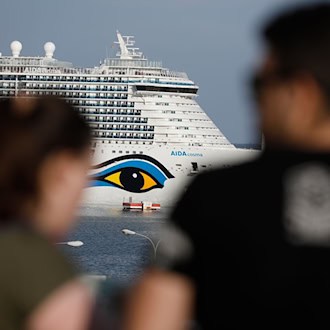 Eine Neuerung im Sommerflugplan ist die Verbindung nach Mallorca für Gäste des Kreuzfahrtschiffs Aidacosma. (Symbolbild) / Foto: Clara Margais/dpa