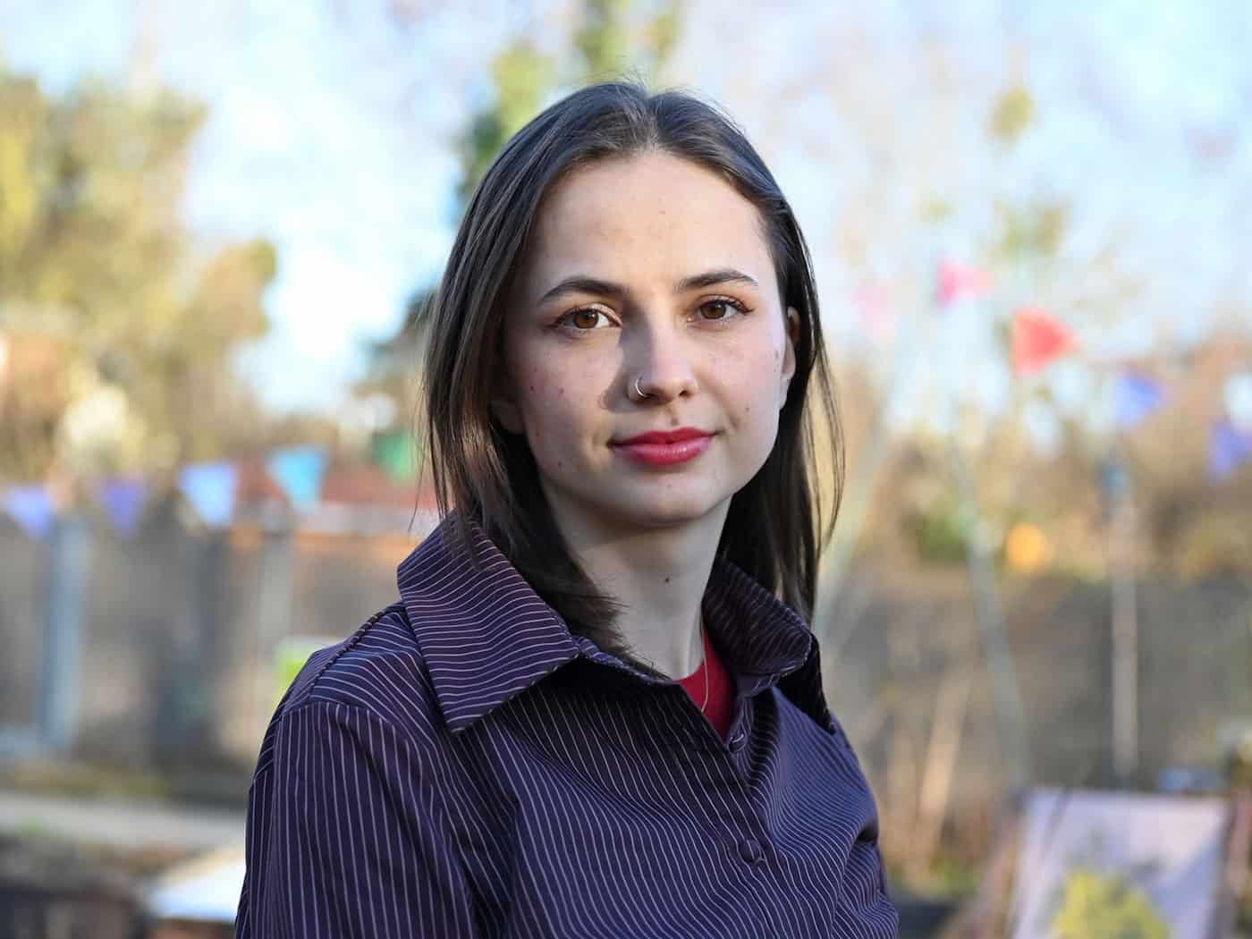 Theresia Crone hat den Verein EndEndoSilence gegründet, mit dem sie sich für eine bessere Versorgung von Endometriose-Patientinnen einsetzt. / Foto: Elisa Schu/dpa
