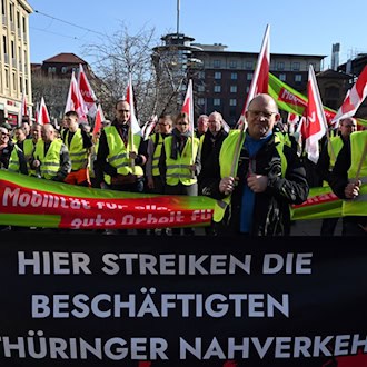 Beschäftigte im Thüringer Nahverkehr fordern bessere Arbeitsbedingungen. (Archivbild) / Foto: Martin Schutt/dpa