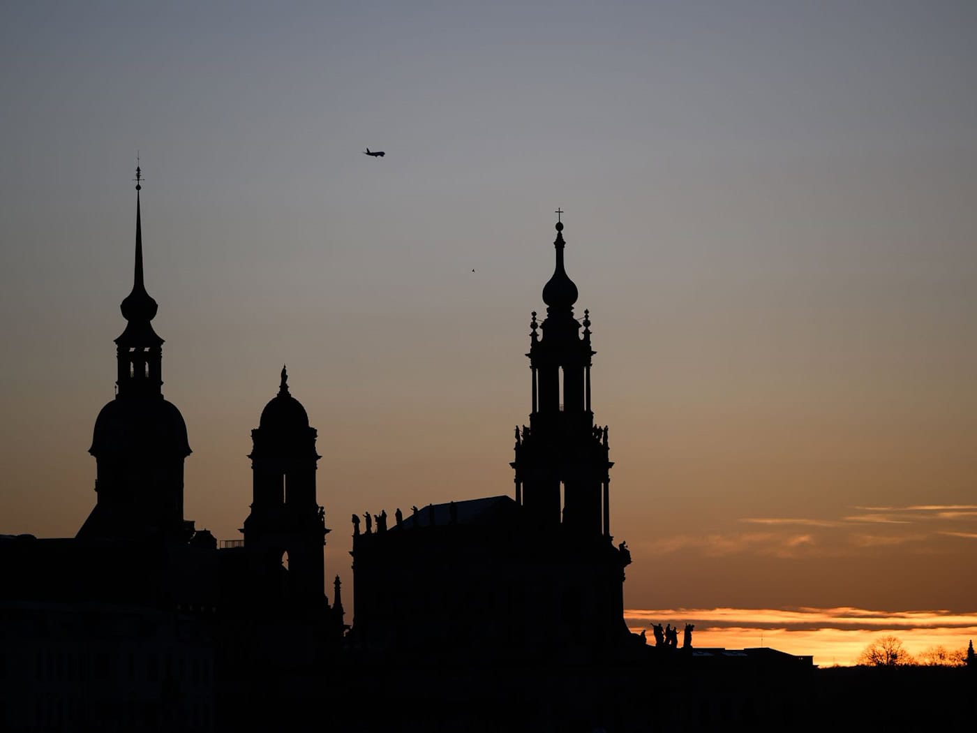 Wolken, einzelne Schauer und kühle Temperaturen prägen das Wochenende im Südosten – am Sonntag zeigt sich wieder häufiger die Sonne. (Archivbild) / Foto: Robert Michael/dpa