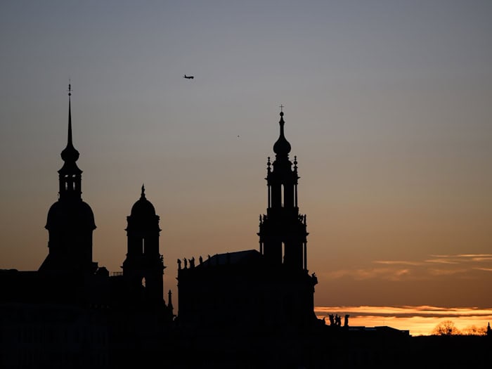 Wolken, einzelne Schauer und kühle Temperaturen prägen das Wochenende im Südosten – am Sonntag zeigt sich wieder häufiger die Sonne. (Archivbild) / Foto: Robert Michael/dpa