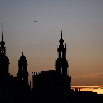 Wolken, einzelne Schauer und kühle Temperaturen prägen das Wochenende im Südosten – am Sonntag zeigt sich wieder häufiger die Sonne. (Archivbild) / Foto: Robert Michael/dpa