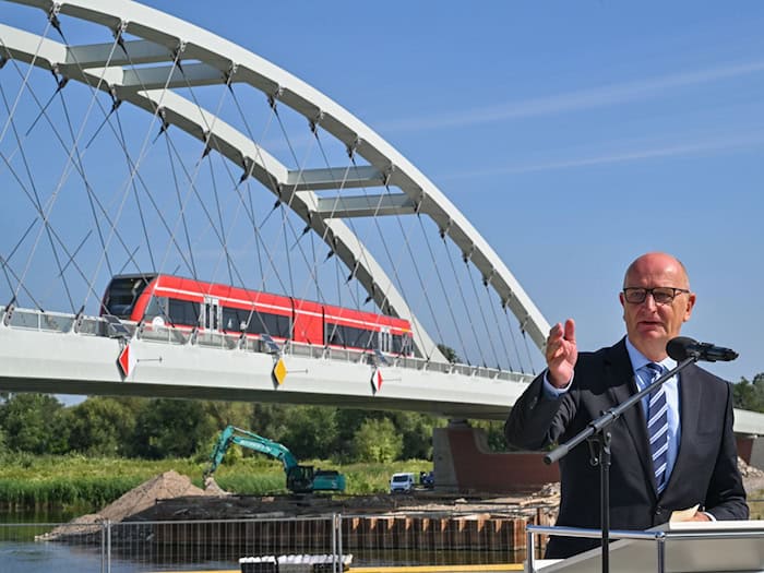 Brandenburgs Ministerpräsident Dietmar Woidke (SPD) setzt sich für den Ausbau der Ostbahn Richtung Polen ein (Archivbild). / Foto: Patrick Pleul/dpa