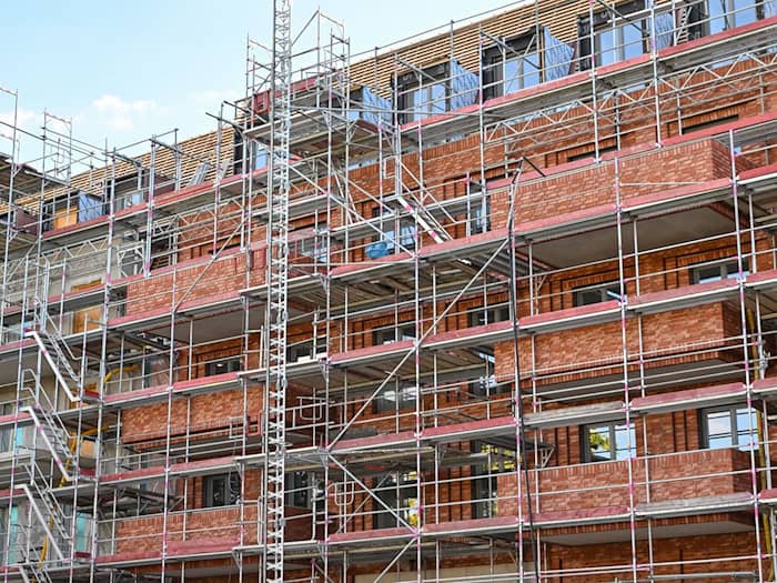 Vorschläge für bezahlbare Mieten: Abstriche bei Bau- und Ausstattungsstandards sowie mehr serielles Bauen. (Illustration)  / Foto: Patrick Pleul/dpa