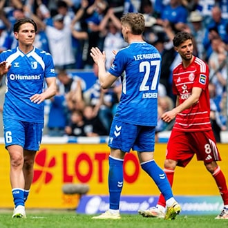 Magdeburgs Dariusz Stalmach (l) und Philipp Hercher klatschen nach dem Spiel ab / Foto: Julius Frick/dpa
