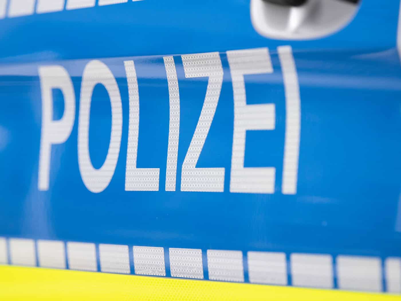 In Hermsdorf ist eine junge Frau mit einer Bierflasche am Kopf verletzt worden. (Symbolbild) / Foto: Boris Roessler/dpa