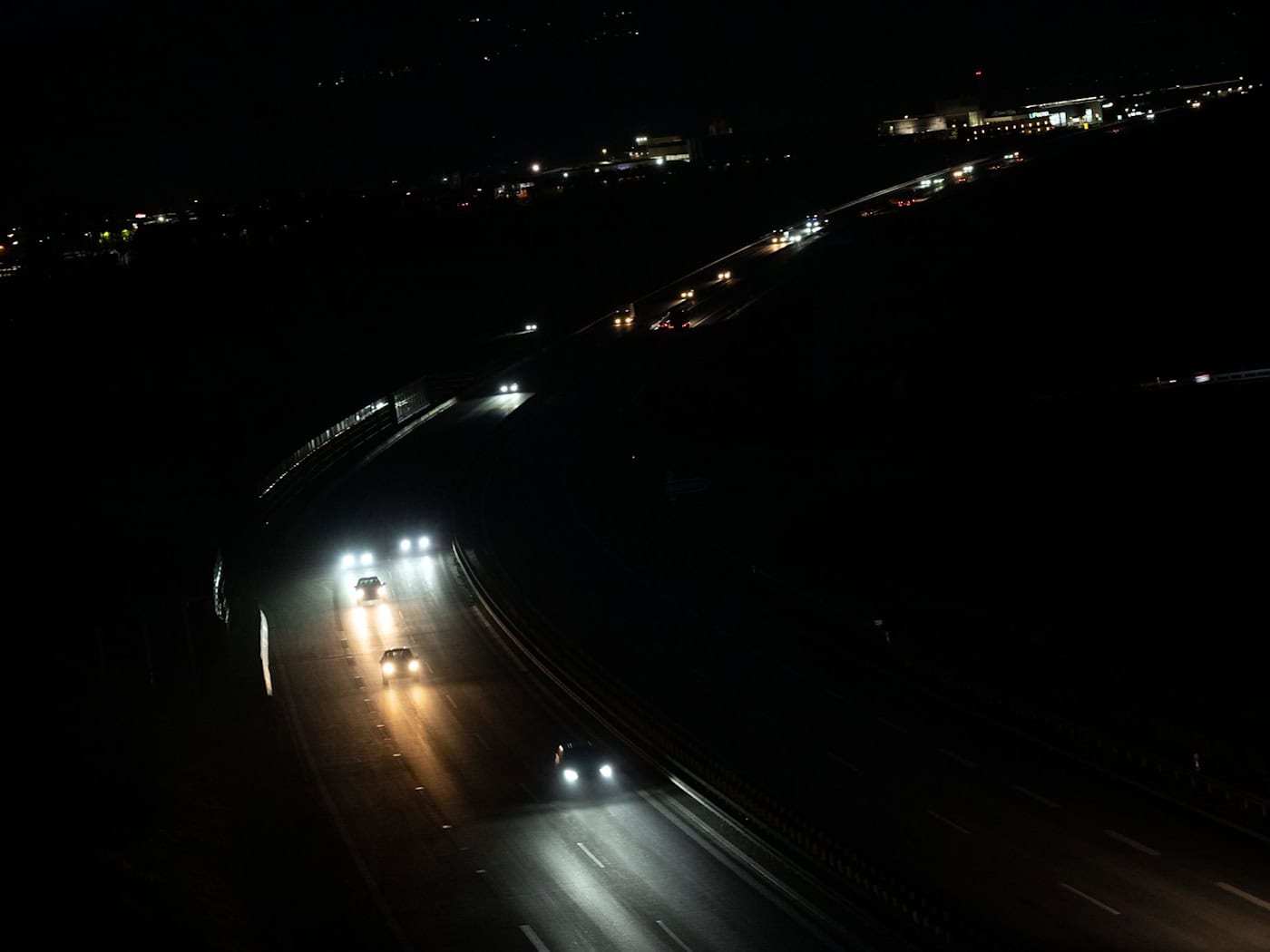 Autos fahren auf der A73 - nach über 16 Stunden gibt es keine Behinderungen mehr. (Symbolbild) / Foto: Pia Bayer/dpa