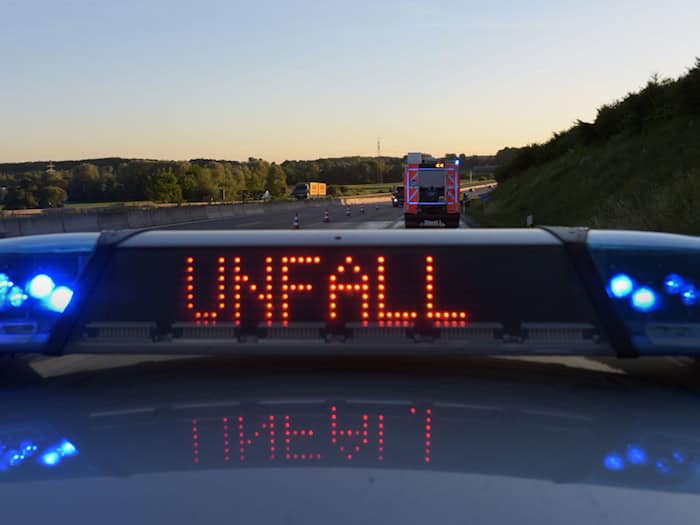 Nach einem Unfall ist die A9 in Richtung Berlin gesperrt. Die Polizei hat eine Umleitung über die Landstraße eingerichtet. (Symbolbild) / Foto: Stefan Puchner/dpa