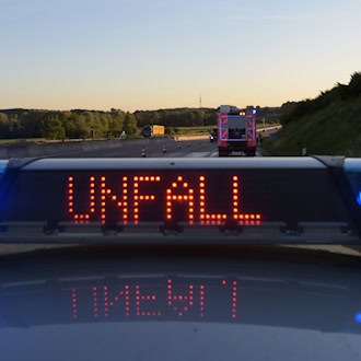 Nach einem Unfall ist die A9 in Richtung Berlin gesperrt. Die Polizei hat eine Umleitung über die Landstraße eingerichtet. (Symbolbild) / Foto: Stefan Puchner/dpa