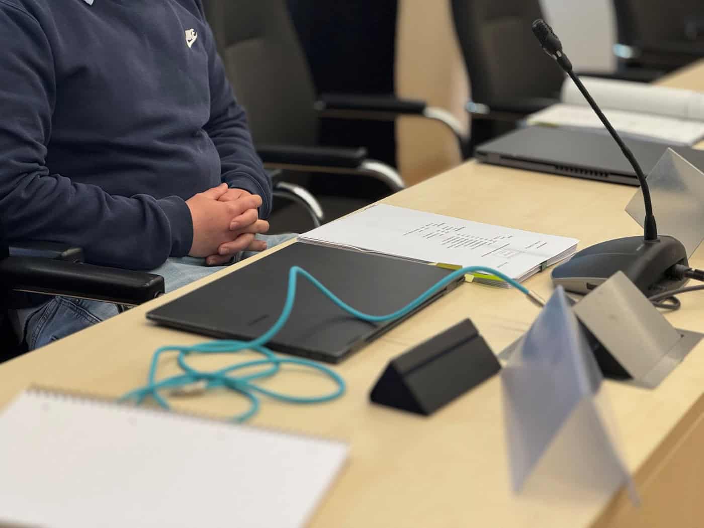 Knapp ein halbes Jahr nach einem Anschlag auf eine Flüchtlingsunterkunft im Ilm-Kreis müssen sich sechs Männer vor Gericht verantworten.  / Foto: Sebastian Haak/dpa-Zentralbild/dpa