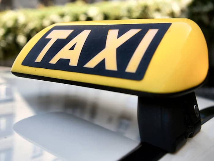 Ein Taxifahrer wurde in Thüringen von einem Angreifer schwer verletzt. (Symbolfoto)  / Foto: Paul Zinken/dpa