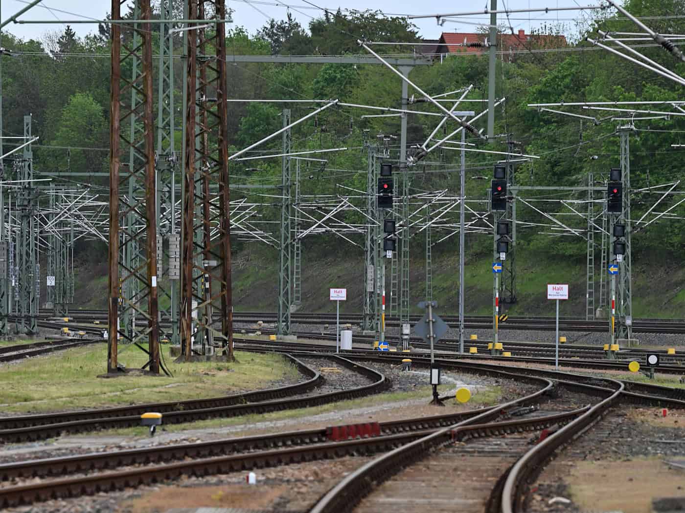 Schienenersatzverkehr wegen Bauprojekt der Bahn in Ostthüringen (Illustration).  / Foto: Martin Schutt/dpa
