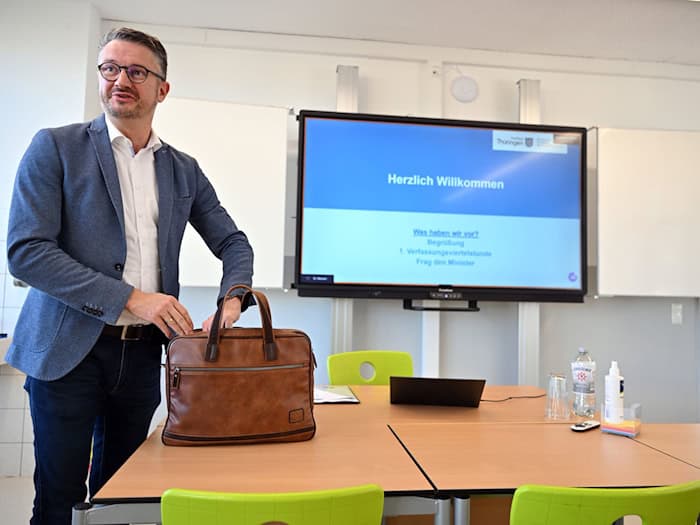 Thüringens Bildungsminister Christian Tischner will sich in Kanada Anregungen für eine datengestützte Schulentwicklung holen. (Archivbild) / Foto: Martin Schutt/dpa