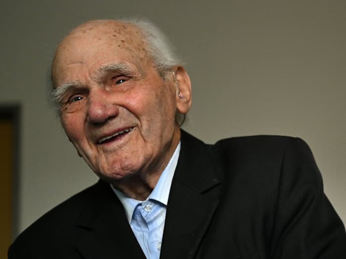 Weimar: Buchenwald-Überlebender Moiseenko singt beim 100. Geburtstag