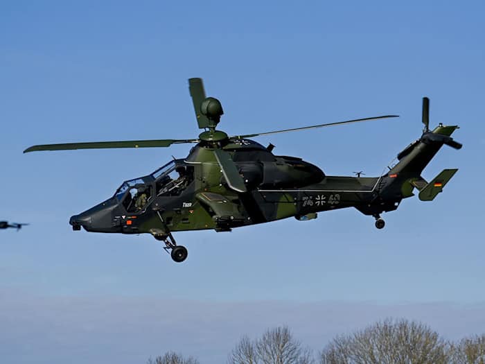 Bei den Übungen werden Kampfhubschrauber nachts im Tiefflug unterwegs sein. (Archivbild) / Foto: Klaus-Dietmar Gabbert/dpa