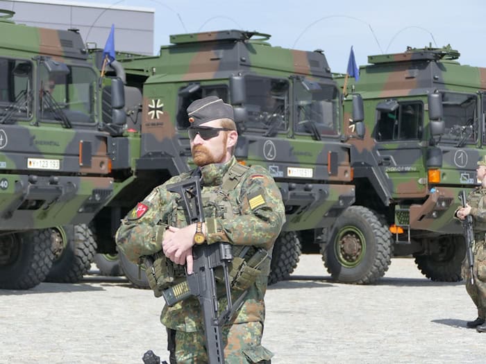 Bundeswehr und zivile Stellen üben gemeinsam die Versorgung von Marschkolonnen. / Foto: Gregor Mühlhaus/dpa-Zentralbild/dpa
