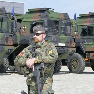 Bundeswehr und zivile Stellen üben gemeinsam die Versorgung von Marschkolonnen. / Foto: Gregor Mühlhaus/dpa-Zentralbild/dpa