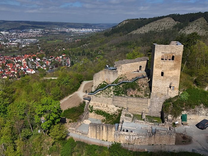 Die Burgruine Lobdeburg steht oberhalb des Saaletals. / Foto: Martin Schutt/dpa