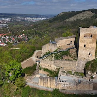 Die Burgruine Lobdeburg steht oberhalb des Saaletals. / Foto: Martin Schutt/dpa