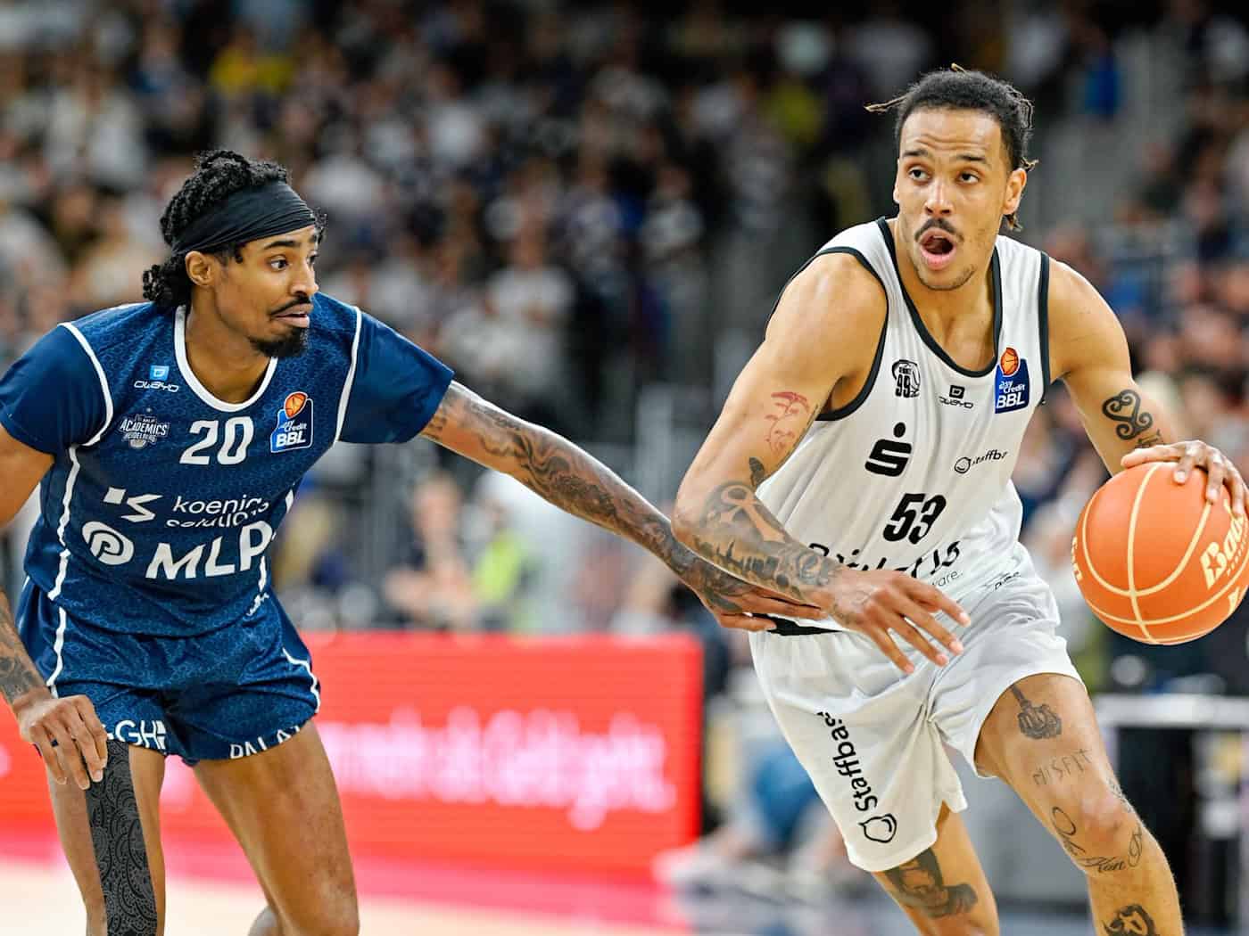 Kevin Yebo (r) und die Bundesliga-Basketballer der Niners Chemnitz setzten sich im Ostduell gegen Science City Jena durch. (Archivbild) / Foto: Uwe Anspach/dpa