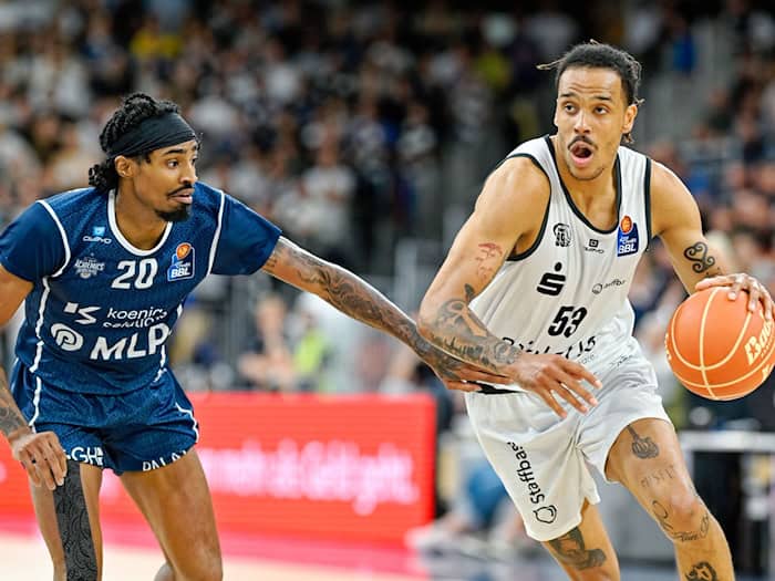 Kevin Yebo (r) und die Bundesliga-Basketballer der Niners Chemnitz setzten sich im Ostduell gegen Science City Jena durch. (Archivbild) / Foto: Uwe Anspach/dpa