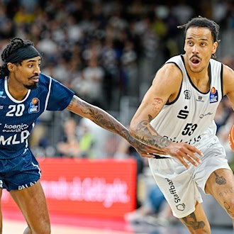 Kevin Yebo (r) und die Bundesliga-Basketballer der Niners Chemnitz setzten sich im Ostduell gegen Science City Jena durch. (Archivbild) / Foto: Uwe Anspach/dpa