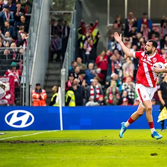 Tolcay Cigerci (FC Energie Cottbus) jubelt nach dem ersten von drei Toren gegen Rot-Weiß Essen. / Foto: Frank Hammerschmidt/dpa