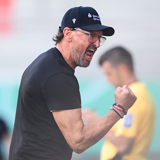 Trainer Claus-Dieter "Pele" Wollitz meldet sich mit Energie Cottbus im Aufstiegskampf zurück. (Archivbild) / Foto: Robert Michael/dpa
