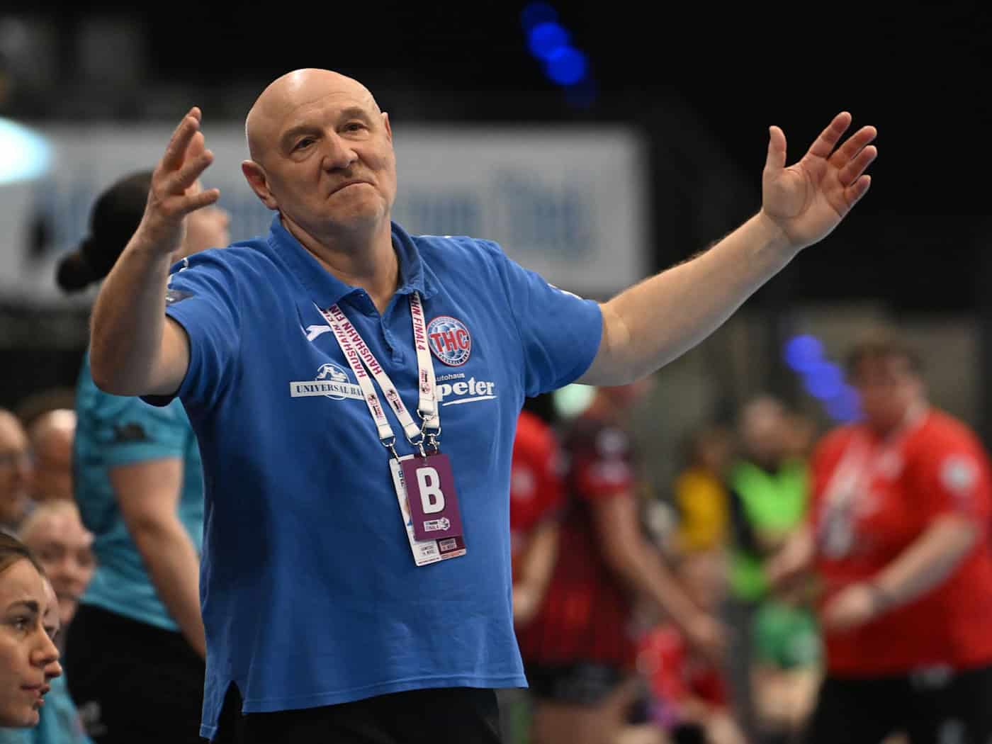 Trainer Herbert Müller verliert beim Thüringer HC weitere Rückraumspielerinnen. (Archivbild)  / Foto: Marijan Murat/dpa