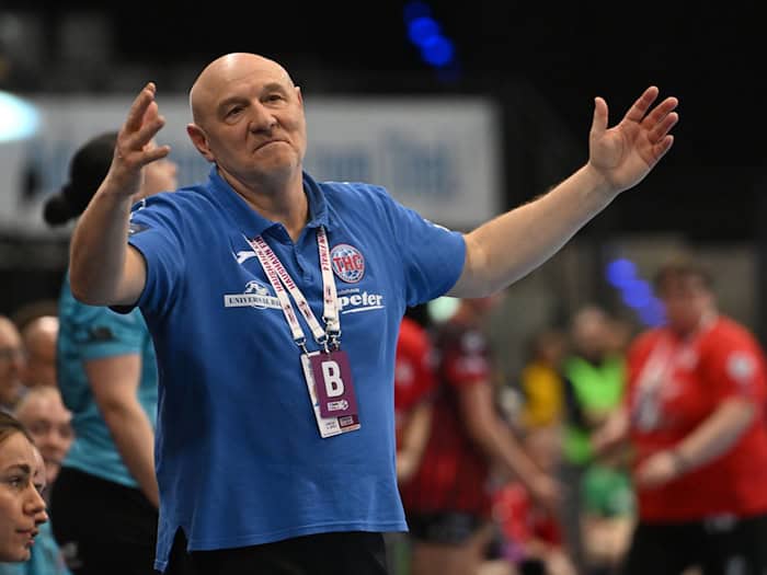 Trainer Herbert Müller verliert beim Thüringer HC weitere Rückraumspielerinnen. (Archivbild)  / Foto: Marijan Murat/dpa