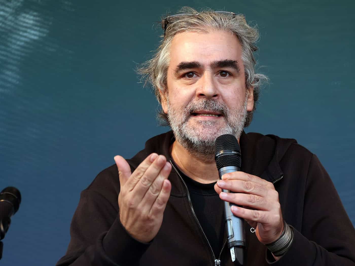 «Im Osten geht man eher ins Argumentieren», sagt Deniz Yücel. (Archivbild) / Foto: Bernd Wüstneck/dpa