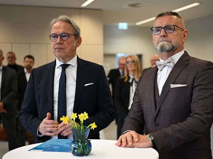 Während die Zahl der registrierten Straftaten in Thüringen von 2024 auf 2025 insgesamt zurückging, nahmen die Fälle in bestimmten Bereichen, etwa bei Straftaten gegen die sexuelle Selbstbestimmung, zu. Entsprechende Daten stellten Innenminister Georg Maier (SPD) und der neue LKA-Präsident Dirk Löther (r.) in Erfurt vor. (Archivbild) / Foto: Martin Schutt/dpa