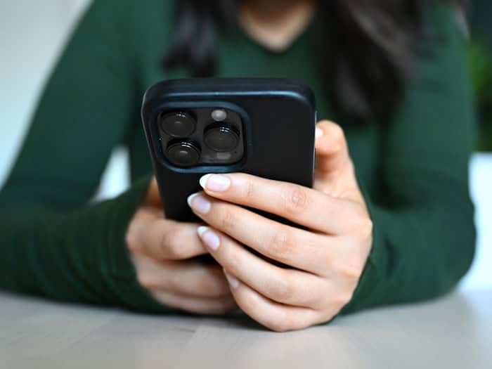 Betroffene sexualisierter Gewalt im Netz sollen in Thüringen in bestimmten Fällen Ausleih-Geräte bekommen können. (Symbolbild) / Foto: Elisa Schu/dpa