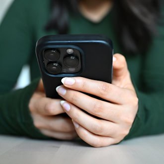 Betroffene sexualisierter Gewalt im Netz sollen in Thüringen in bestimmten Fällen Ausleih-Geräte bekommen können. (Symbolbild) / Foto: Elisa Schu/dpa