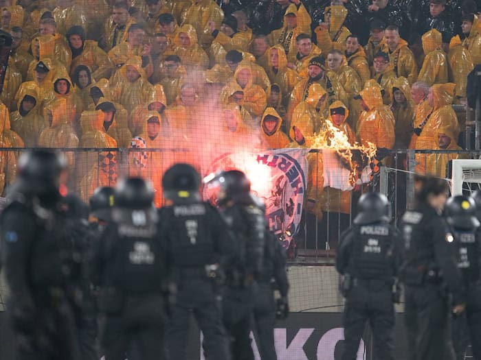 Dynamo-Fans stürmen Platz: Topspiel in Dresden unterbrochen
