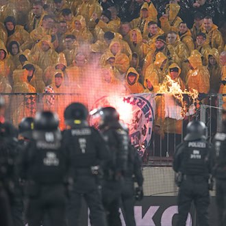 Beim Zweitliga-Spiel zwischen Dynamo Dresden und Hertha BSC kam es zu Ausschreitungen. / Foto: Sebastian Kahnert/dpa