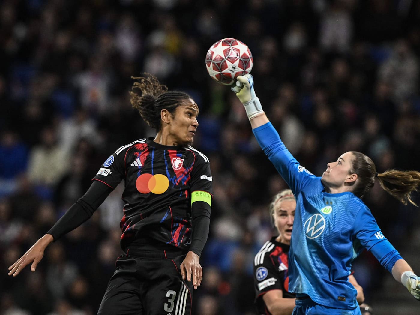 Rettete ihr Team in die Verlängerung: Wolfsburgs Torhüterin Stina Johannes (r) / Foto: Jeff Pachoud/AFP/dpa