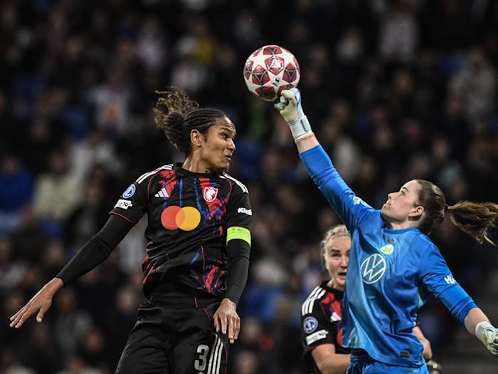 Rettete ihr Team in die Verlängerung: Wolfsburgs Torhüterin Stina Johannes (r) / Foto: Jeff Pachoud/AFP/dpa