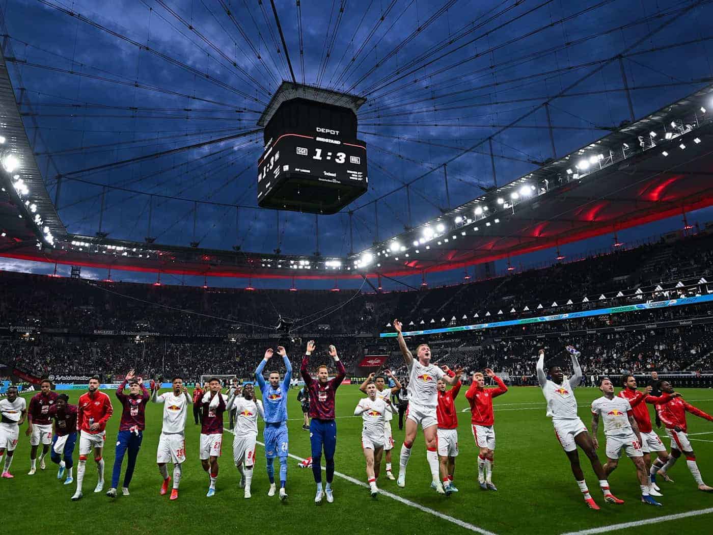 Bejubelten den ersten Sieg in Frankfurt und die Rückkehr nach Europa: Die Profis von RB Leipzig. / Foto: Florian Wiegand/dpa