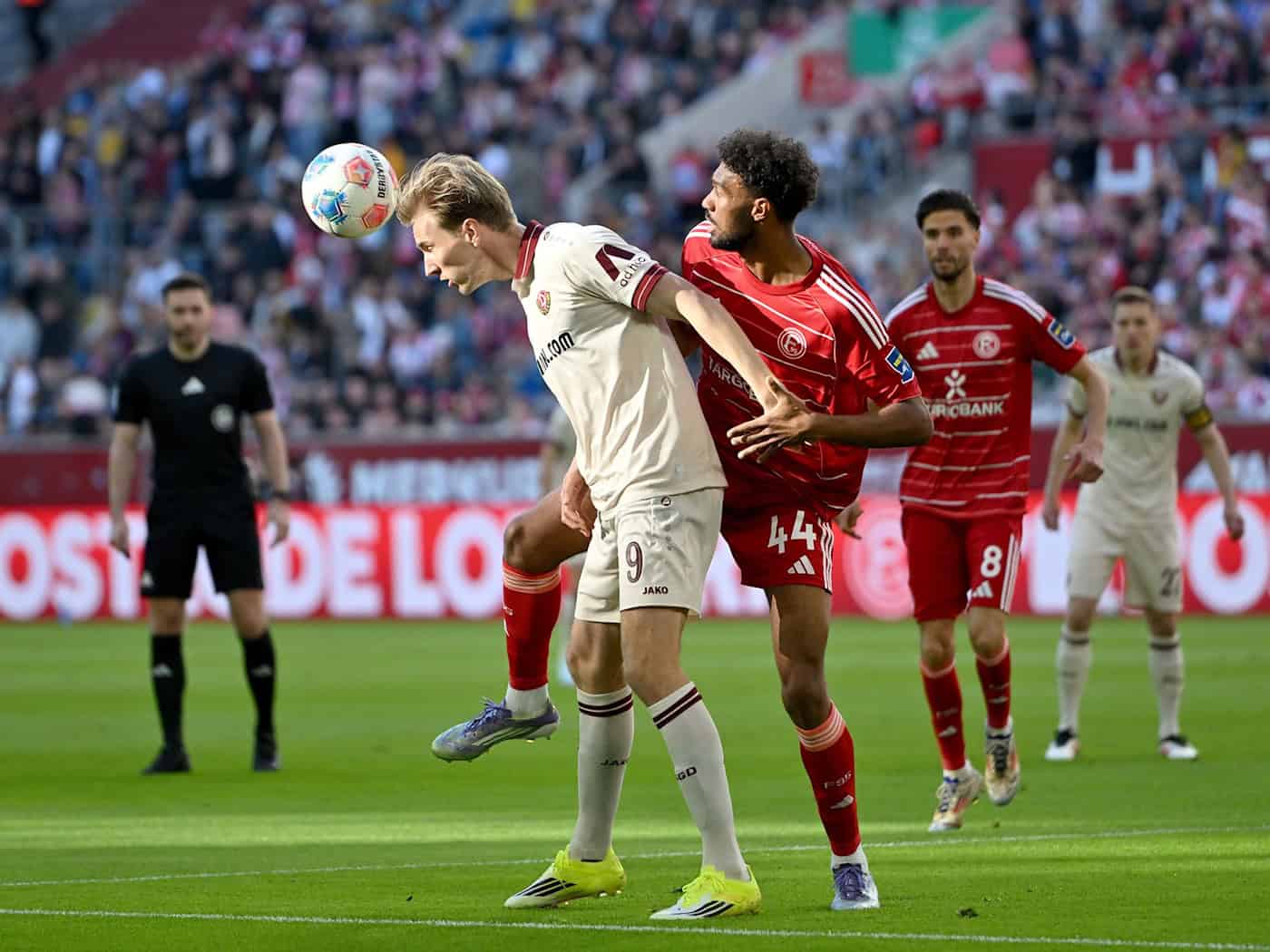 Vincent Vermeij von Dynamo Dresden ist eher am Ball als Elias Egouli von Fortuna Düsseldorf.  / Foto: Anke Waelischmiller/dpa