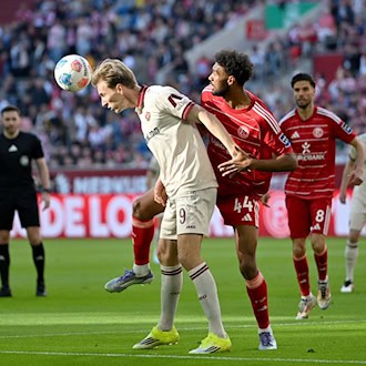 Vincent Vermeij von Dynamo Dresden ist eher am Ball als Elias Egouli von Fortuna Düsseldorf.  / Foto: Anke Waelischmiller/dpa