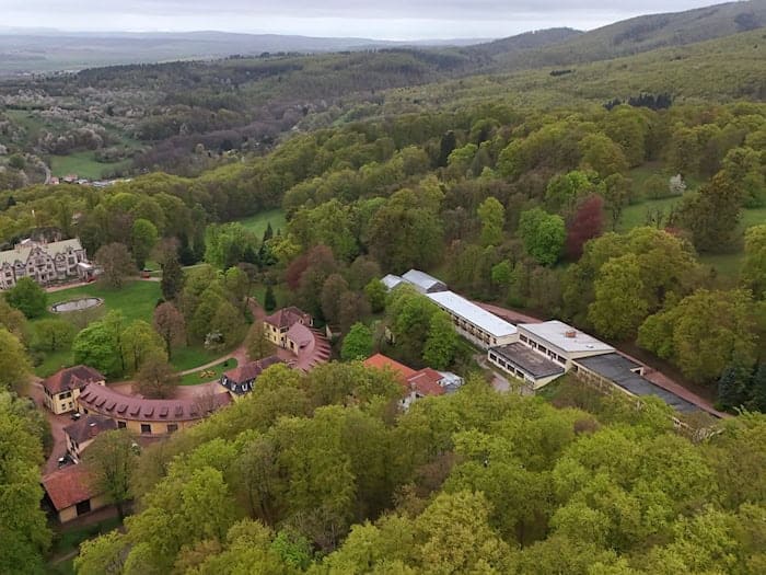 Das ehemalige Waldhotel „Am Schloßpark“ (r.) soll abgerissen werden. / Foto: Martin Schutt/dpa