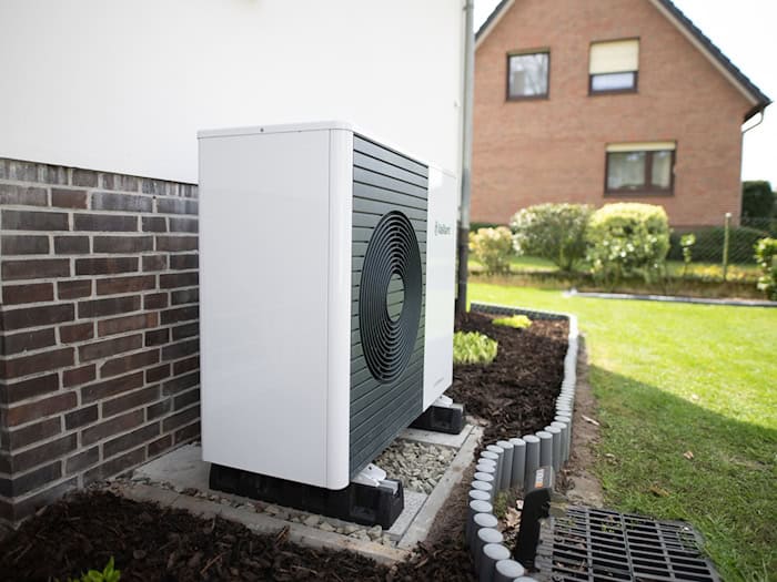 In Thüringen werden bei vielen neuen Wohngebäuden Wärmepumpen zum Heizen verbaut. (Symbolbild) / Foto: Daniel Reinhardt/dpa/dpa-tmn