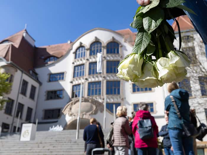 In Erfurt wurde der Opfer des Amoklaufs am Gutenberg-Gymnasium gedacht.  / Foto: Michael Reichel/dpa