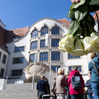 In Erfurt wurde der Opfer des Amoklaufs am Gutenberg-Gymnasium gedacht.  / Foto: Michael Reichel/dpa
