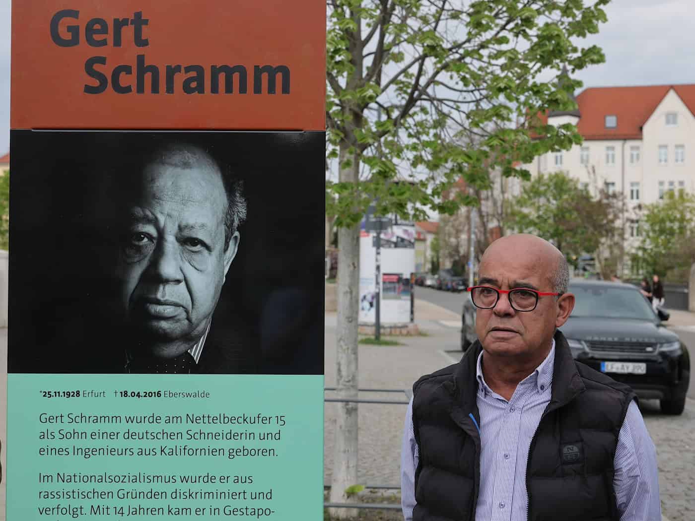Bernd Schramm, Sohn des Buchenwald-Überlebenden Gert Schramm, reiste für die Einweihung Gedenkstele für seinen Vater aus Brandenburg an. / Foto: Bodo Schackow/dpa