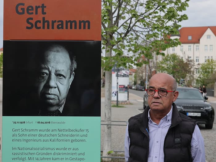 Bernd Schramm, Sohn des Buchenwald-Überlebenden Gert Schramm, reiste für die Einweihung Gedenkstele für seinen Vater aus Brandenburg an. / Foto: Bodo Schackow/dpa