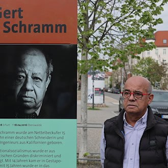 Bernd Schramm, Sohn des Buchenwald-Überlebenden Gert Schramm, reiste für die Einweihung Gedenkstele für seinen Vater aus Brandenburg an. / Foto: Bodo Schackow/dpa