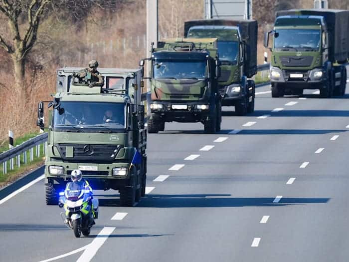Deutsche und US-amerikanische Soldaten sowie zivile Einsatzkräfte üben das Fahren in Kolonnen auf Autobahnen. (Symbolbild) / Foto: Julian Stratenschulte/dpa